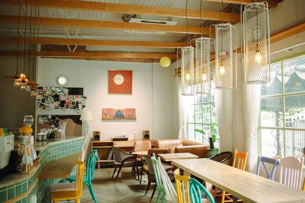 how to mix vintage and modern furniture